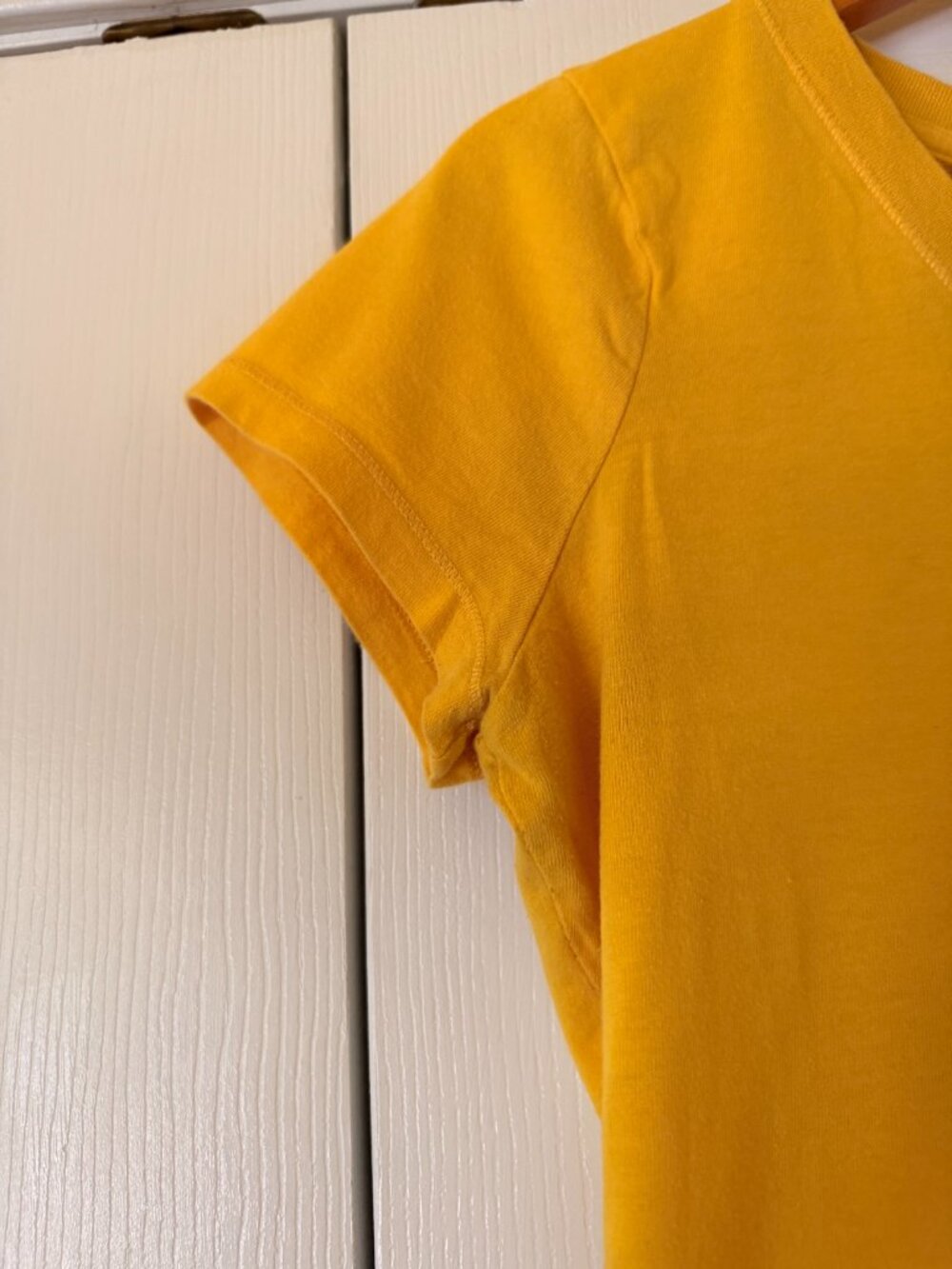 Hollister Yellow V-Neck Tee Shirt Large Casual Basic Top - Picture 3 of 5